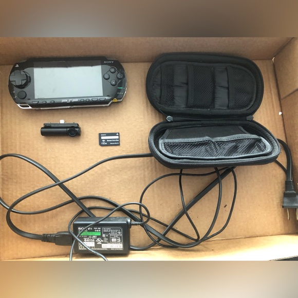 Sony PSP bundle - Picture 2 of 8